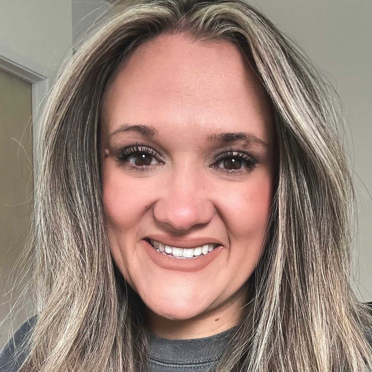 Portrait of Alyse, a professional stylist at Stella Beauty, showcasing their expertise and style.