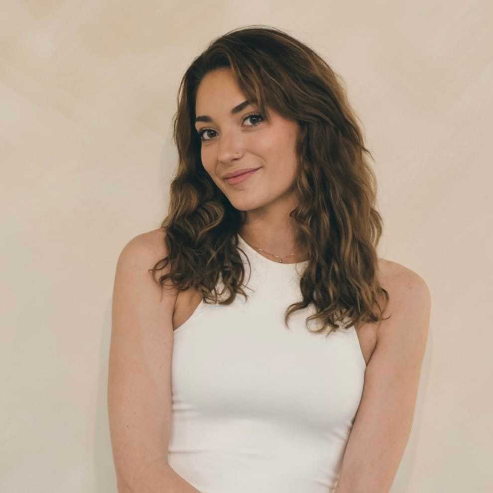 Portrait of Lizzy, a professional stylist at Stella Beauty, showcasing their expertise and style.